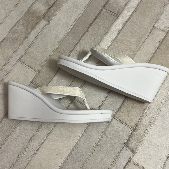 Victoria’s Secret woman’s flip flops - Picture 2 of 9